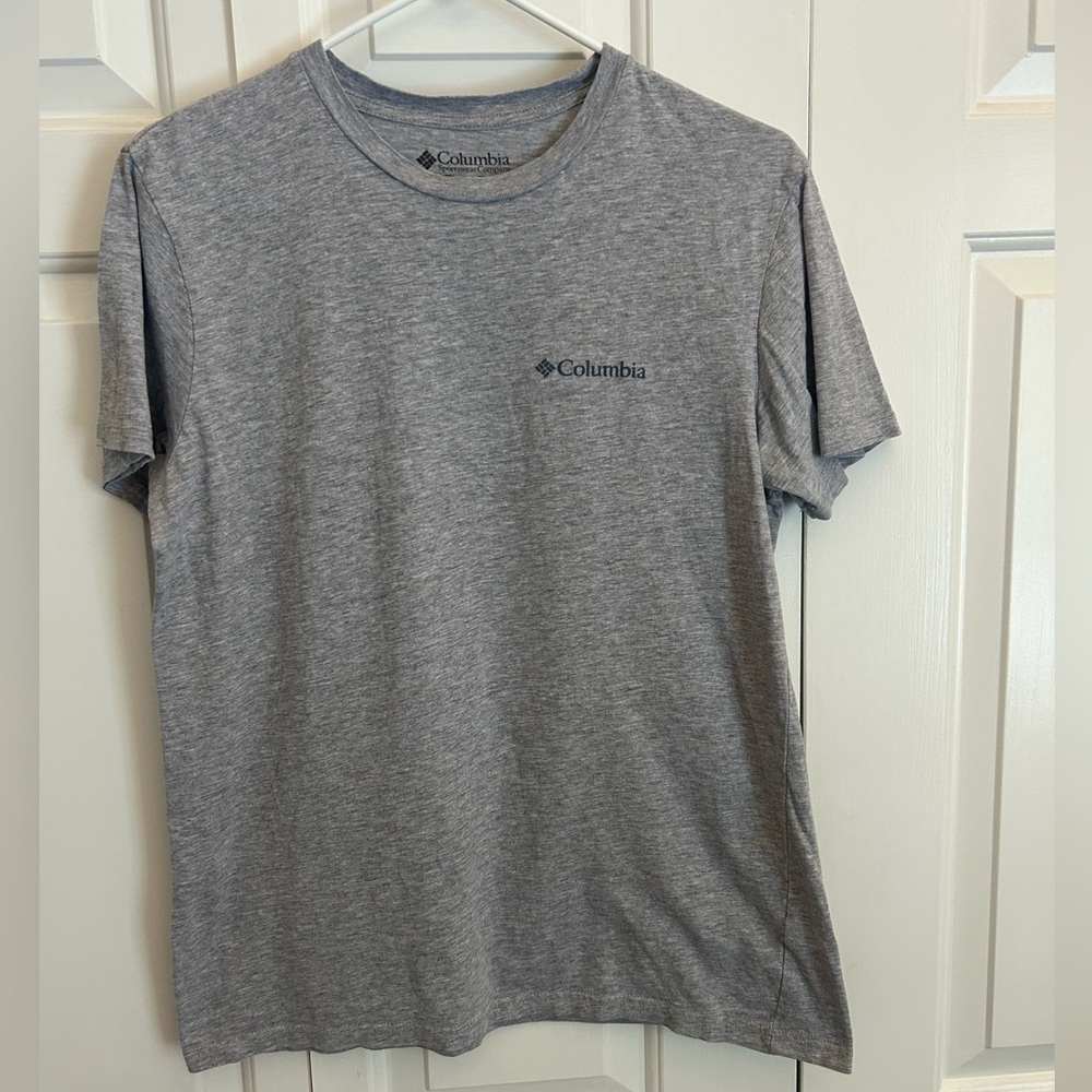 Men’s Columbia t-shirt in gray with logo on back. Size M. 90% cotton. EUC